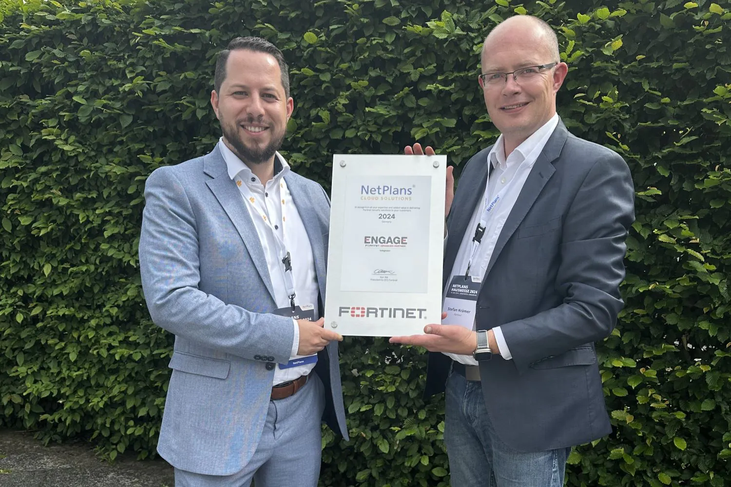 Übergabe eines Awards zum neuen Partnerstatus bei Fortinet